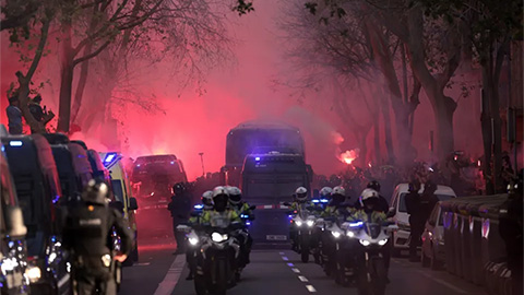 Fan Barca ném vỡ kính xe bus của Atletico